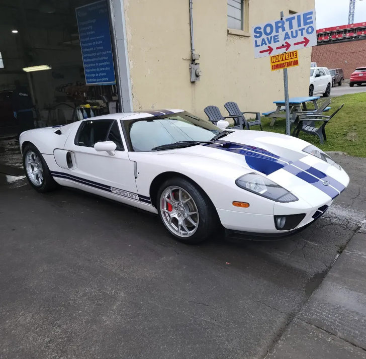 Ford GT blanche à bandes bleues