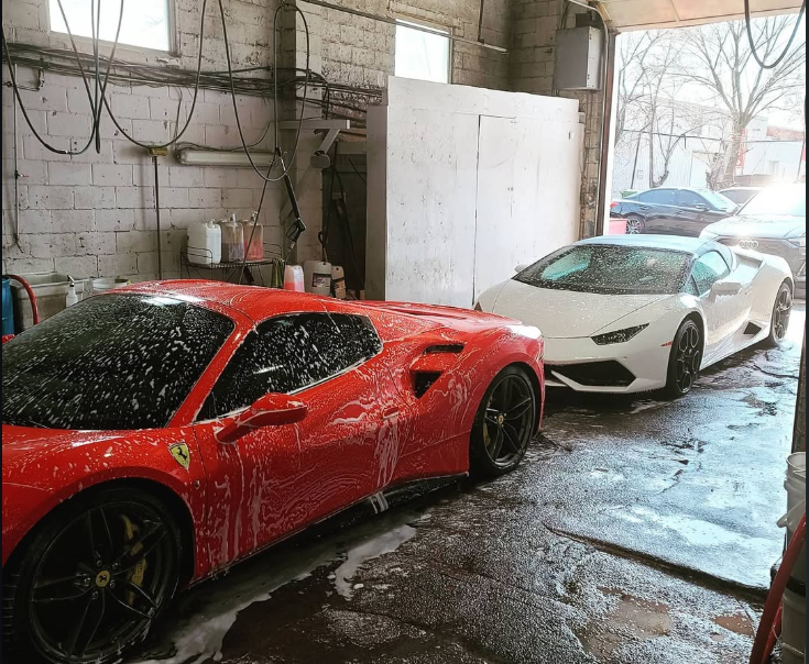 Ferrari rouge en cours de polissage sous mousse